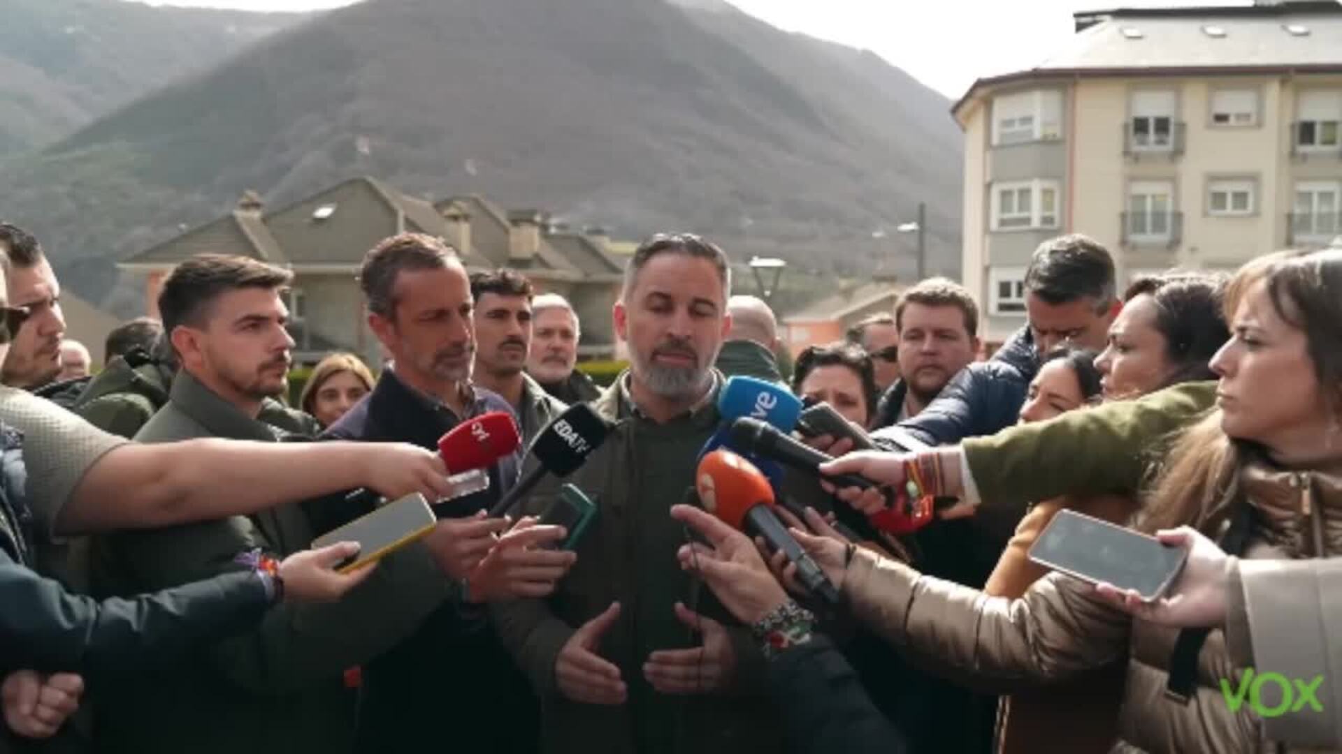 Abascal pide a Feijóo que presente una moción de censura contra Sánchez