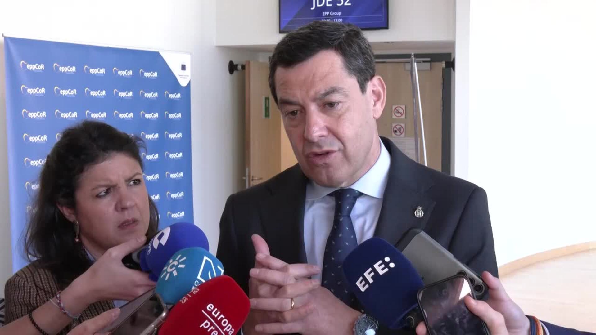 Moreno ve a España "aislada" en Europa y teme la repercusión en Andalucía de amenaza de Trump