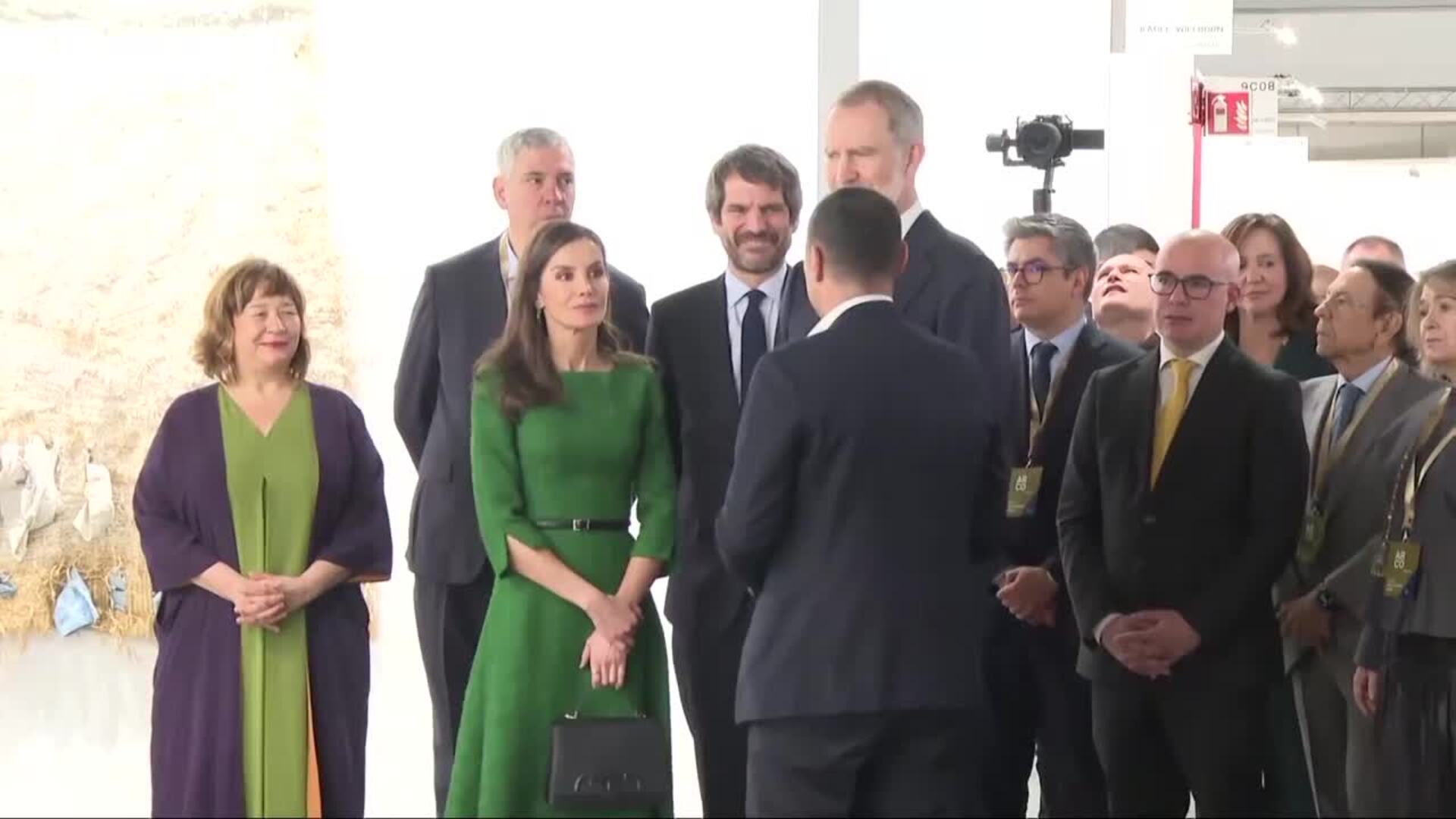 Los Reyes inauguran ARCO, interesados por ausentes por la guerra, y con pitada para Urtasun