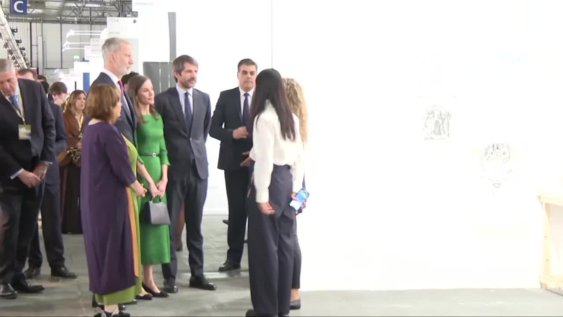 Los Reyes inauguran la 45 edición de ARCO, interesados por ausentes por la guerra de Irán