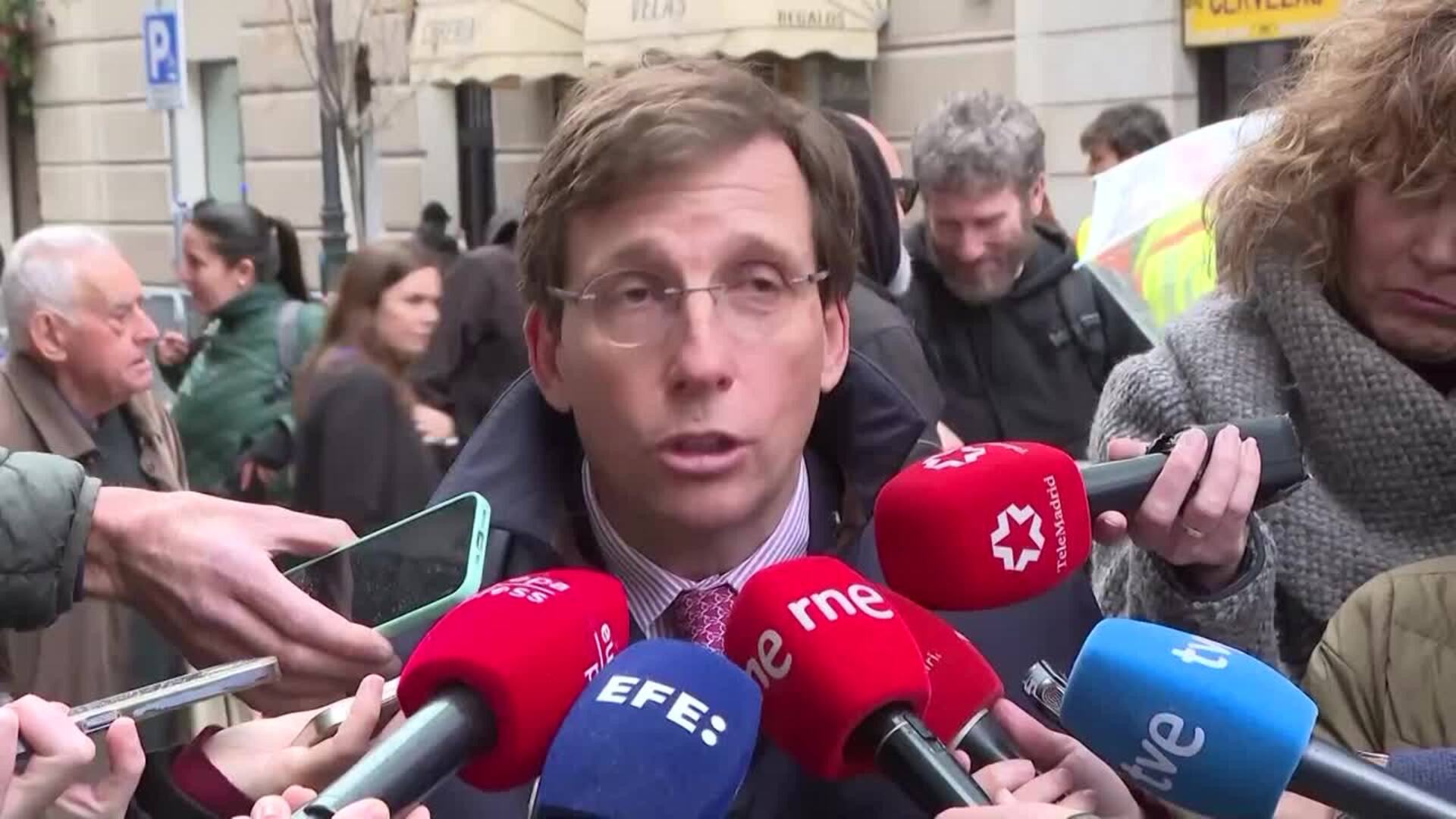 Almeida reitera que Sánchez "no se cree demasiado el 'no a la guerra'"