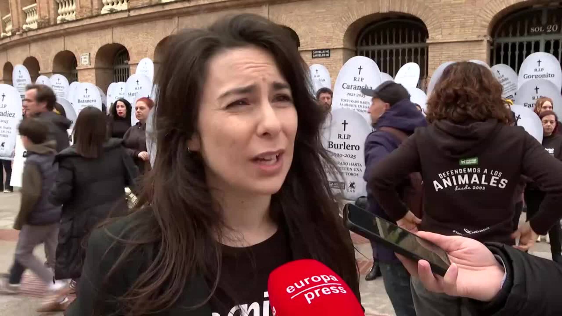 Activistas de AnimaNaturalis y CAS International reclaman "menos toreros y más bomberos"