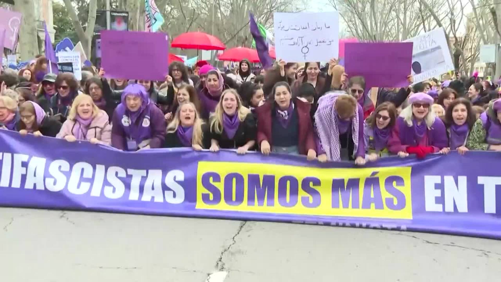Los partidos políticos defienden la igualdad feminista en dos manifestaciones diferentes
