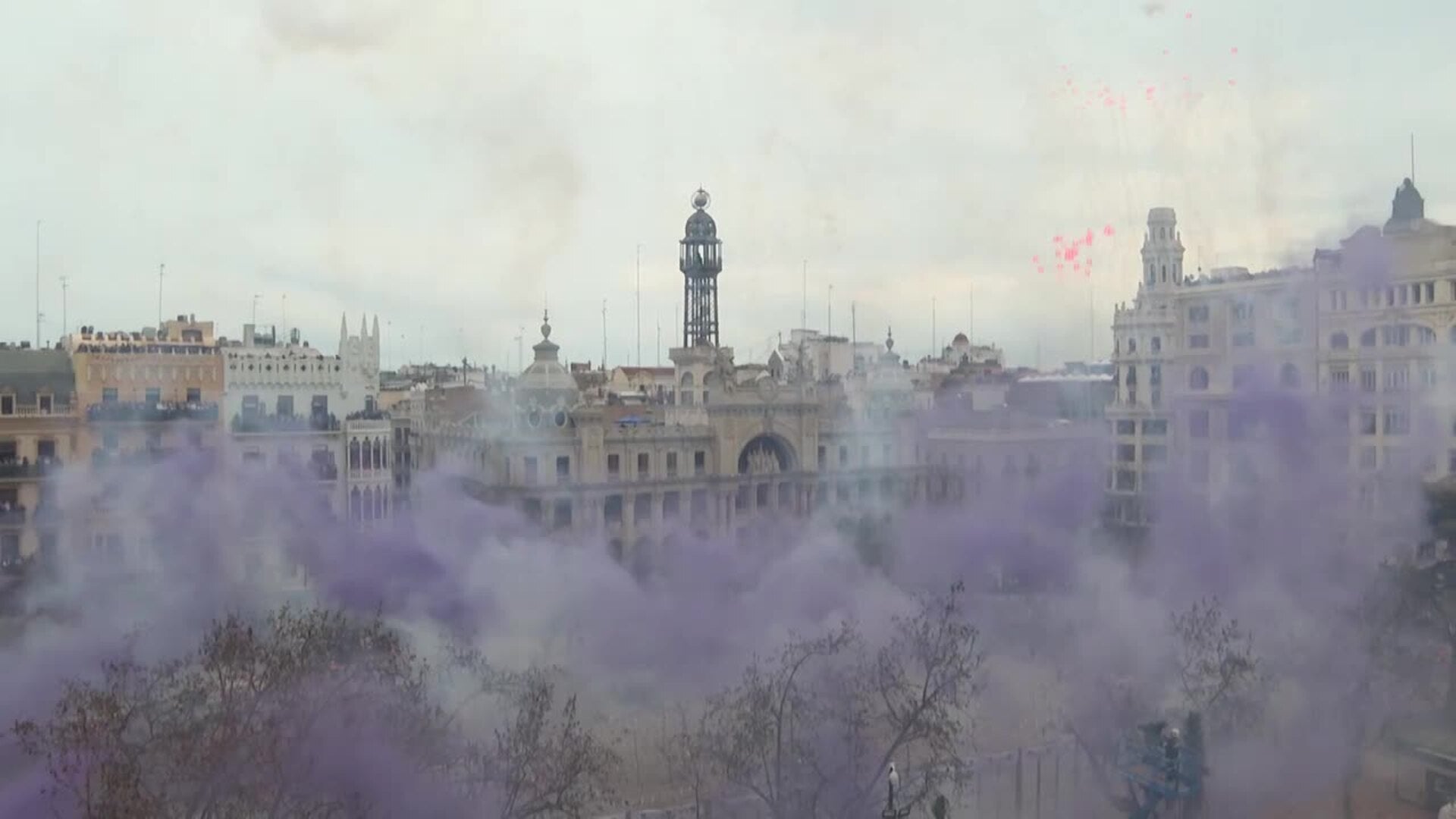 La pirotecnia de Reyes Martí tiñe de morado la Plaza del Ayuntamiento