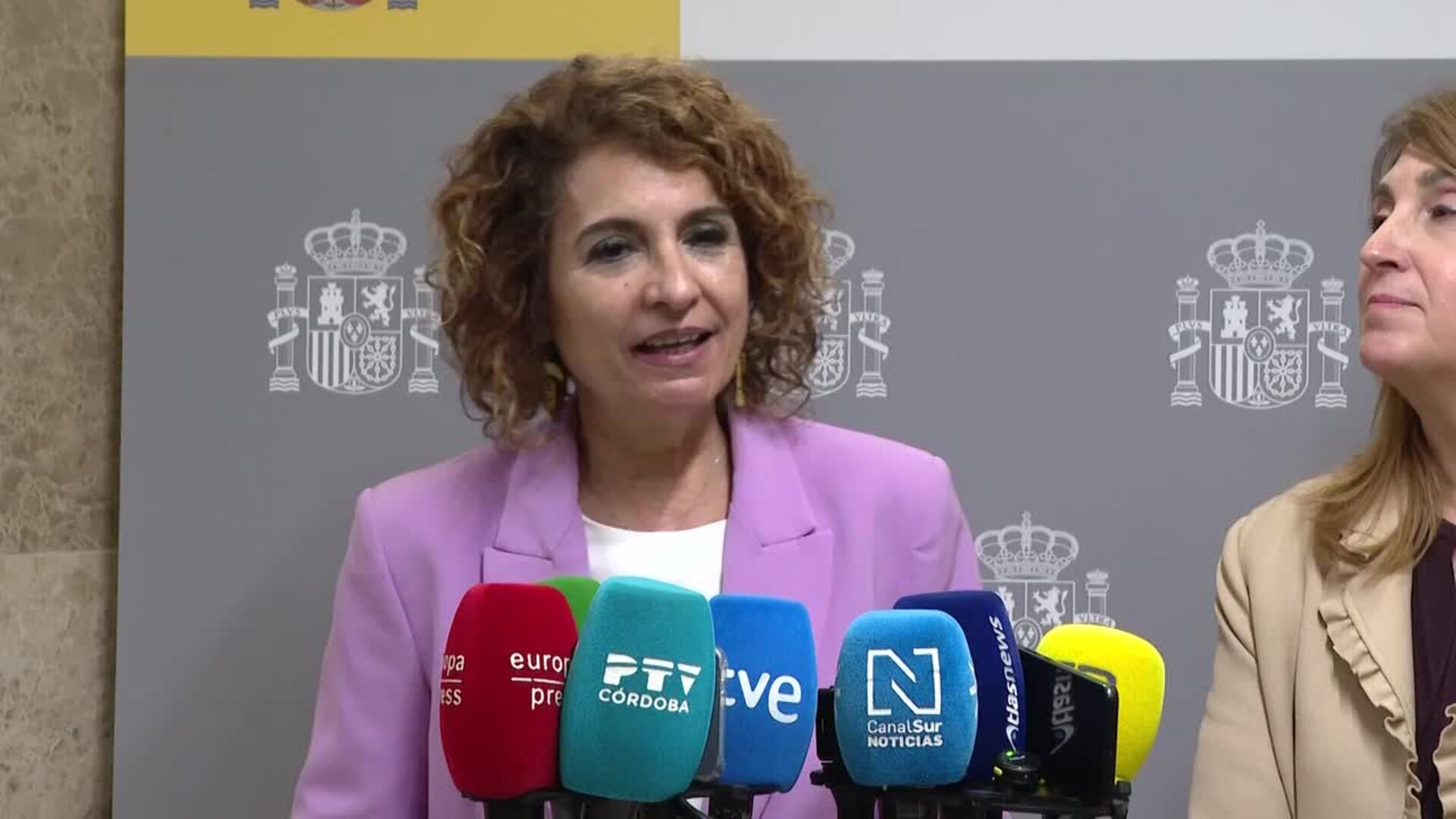 Montero replica a PP que el Gobierno "adoptará todas las medidas importantes" para bajar costes