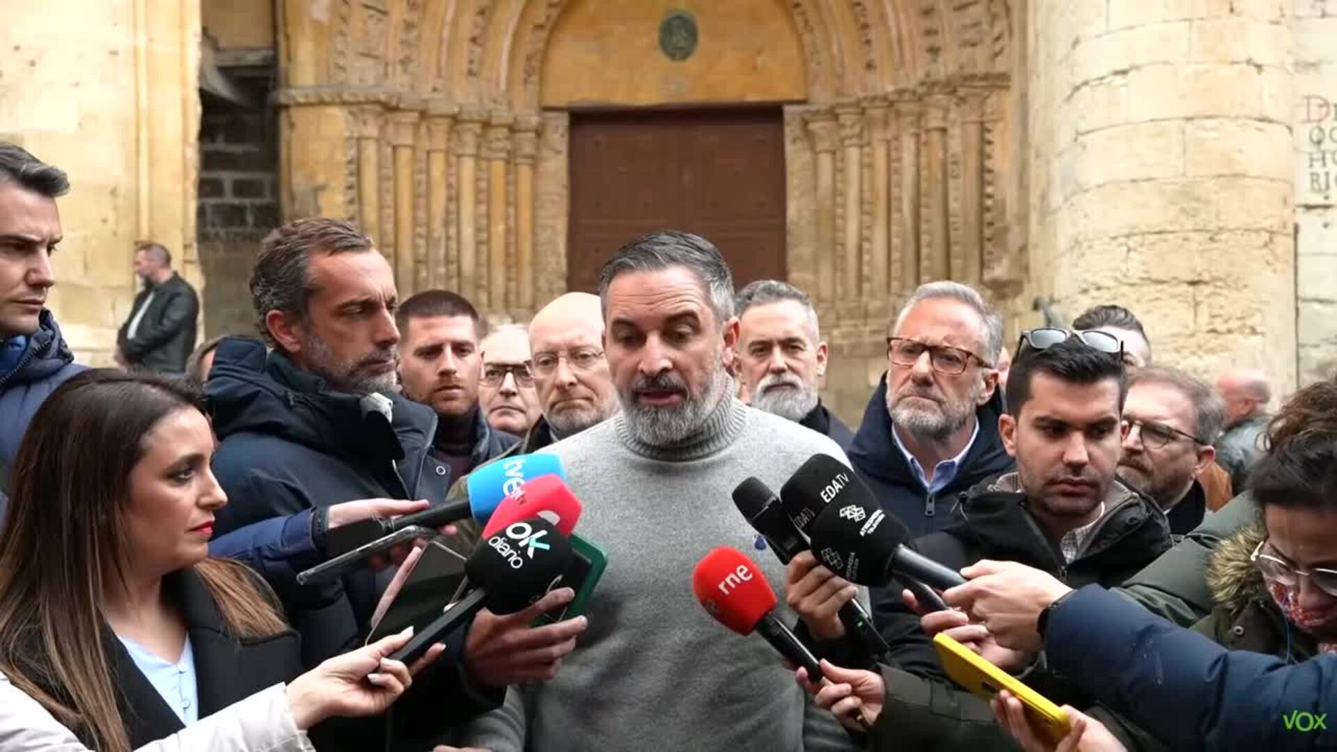 Abascal cree que a Feijóo "España le queda grande" y duda de su liderazgo