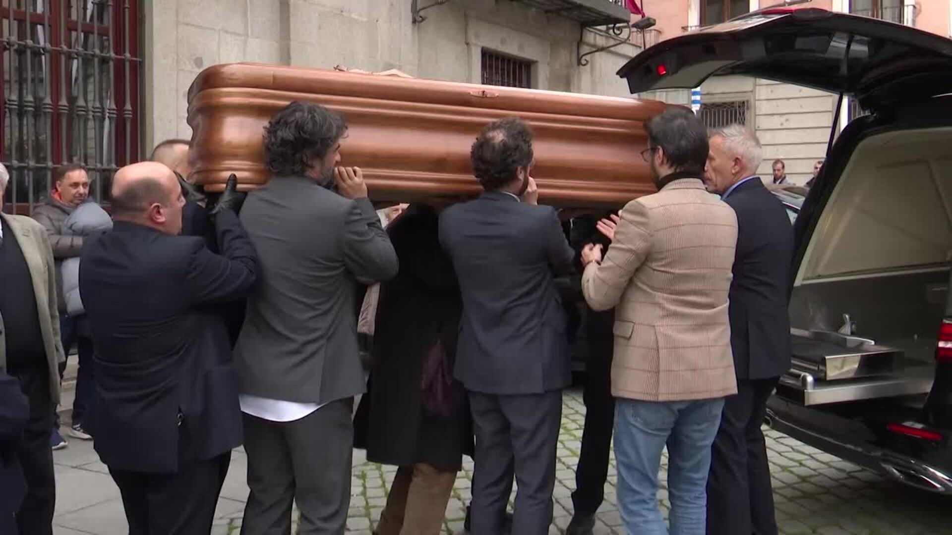 El féretro de Raúl del Pozo sale de la capilla ardiente entre aplausos