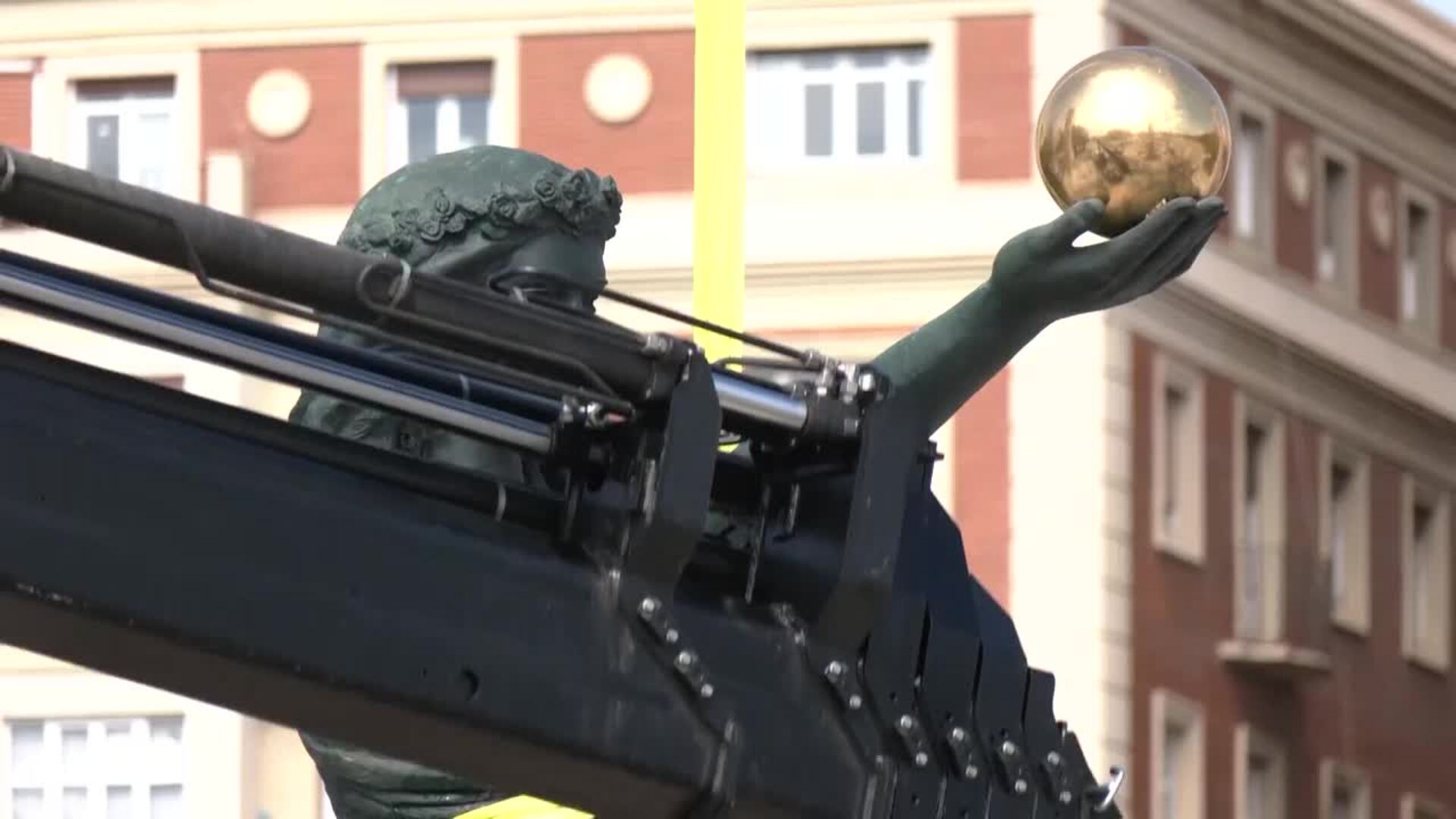 Continúa la instalación de las polémicas esculturas en el puerto de Málaga