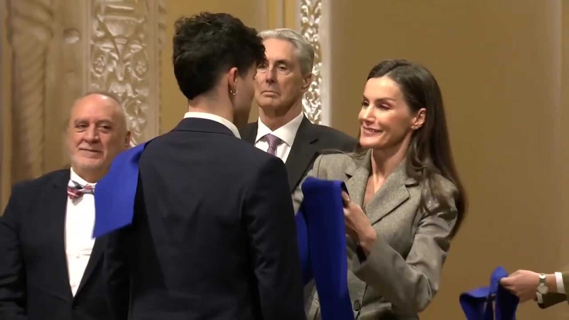 La Reina Letizia estrena un traje con un detalle que marca la diferencia
