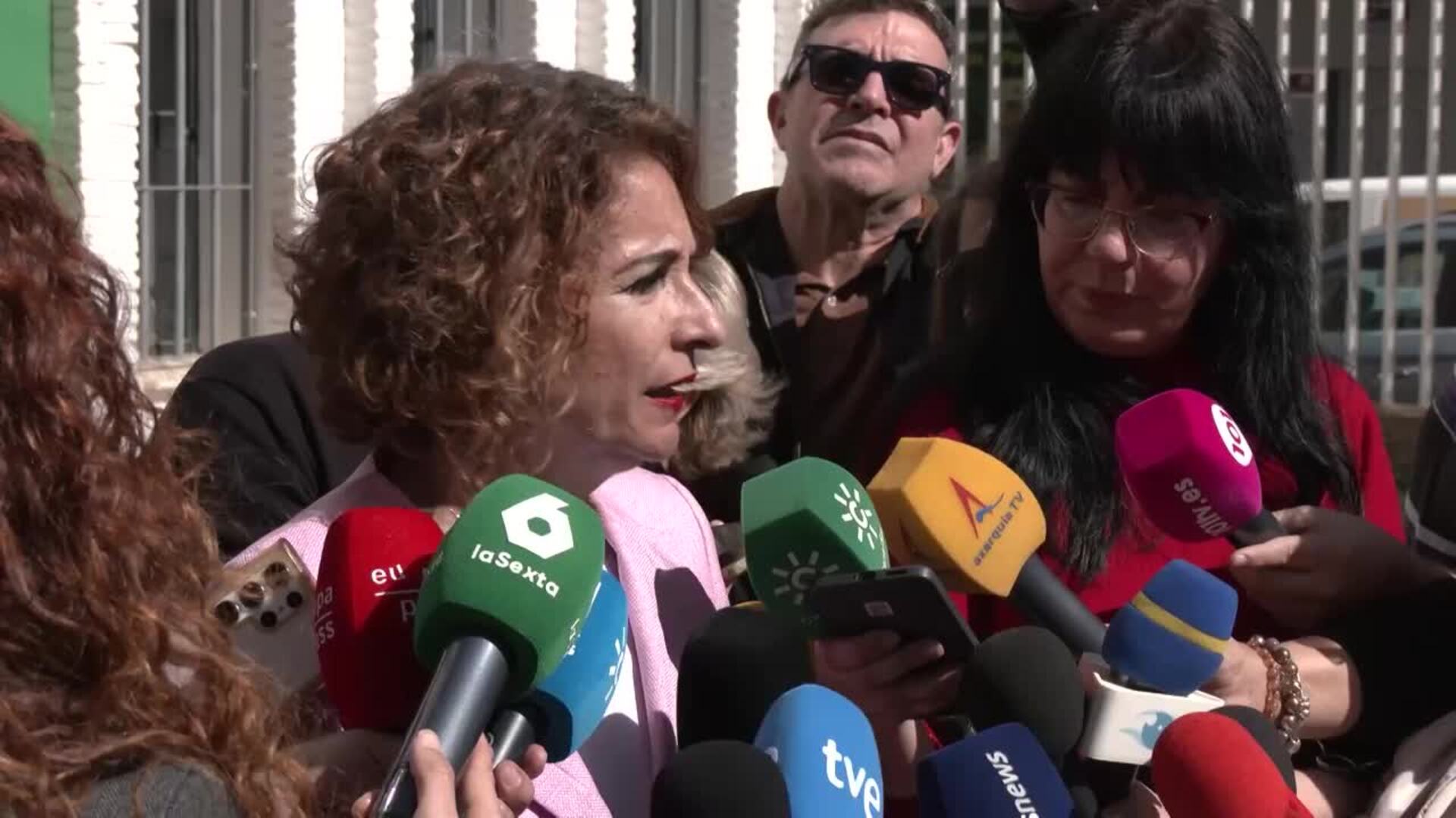 Montero critica a la Junta de Andalucía por no activar las tarjetas monedero