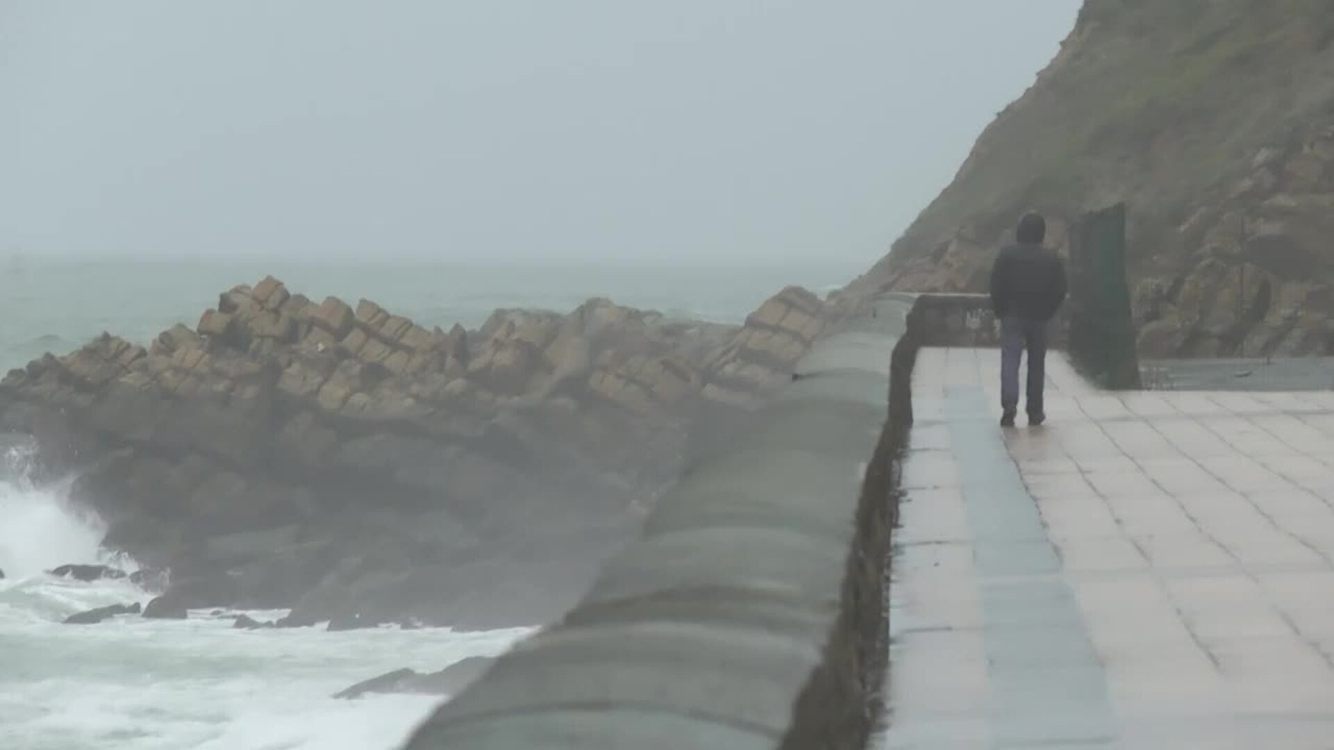 Fin de semana marcado por lluvias, olas y tiempo invernal en el norte