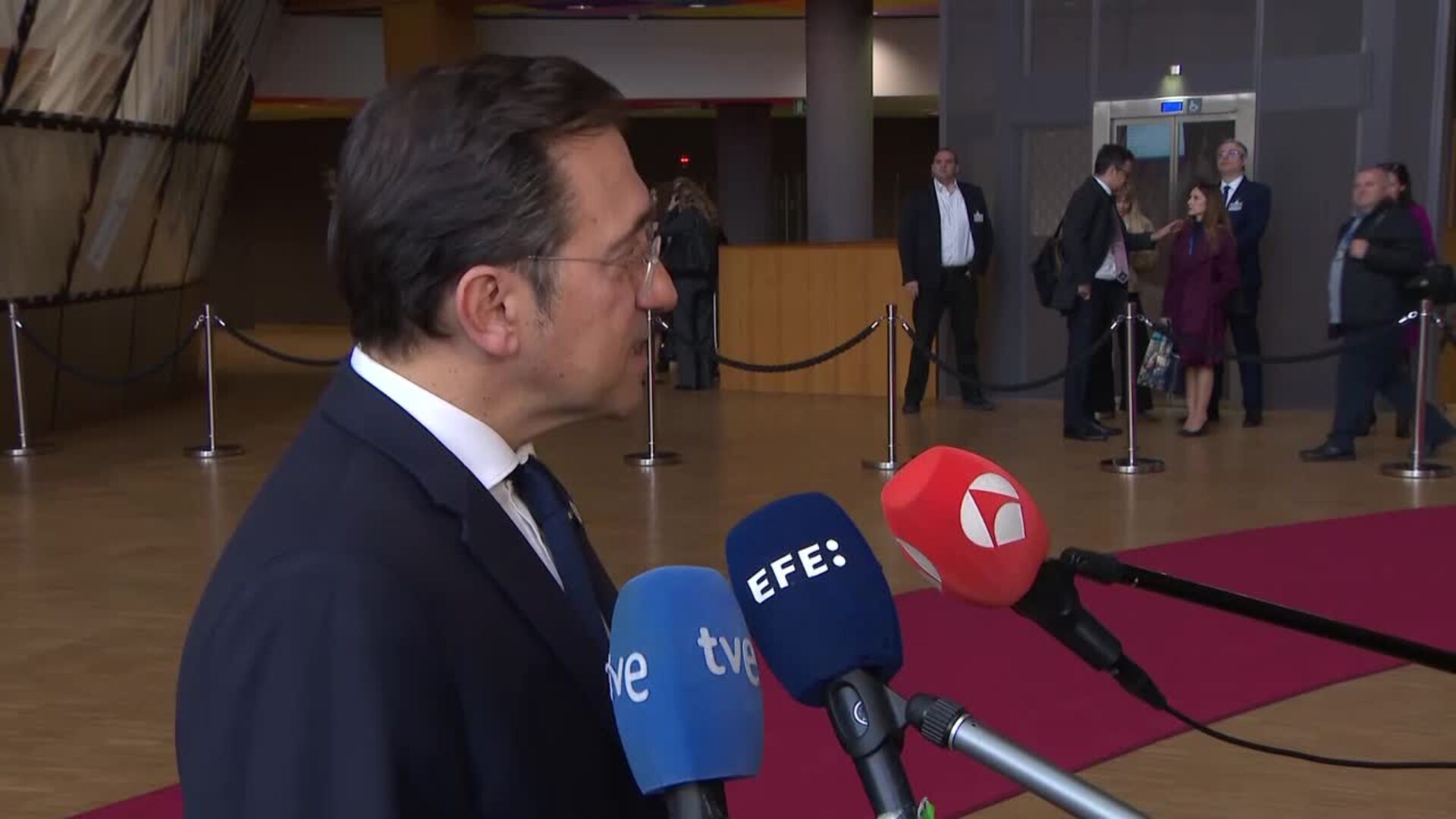 Albares no ve necesaria una misión de la UE para garantizar el tránsito en Ormuz