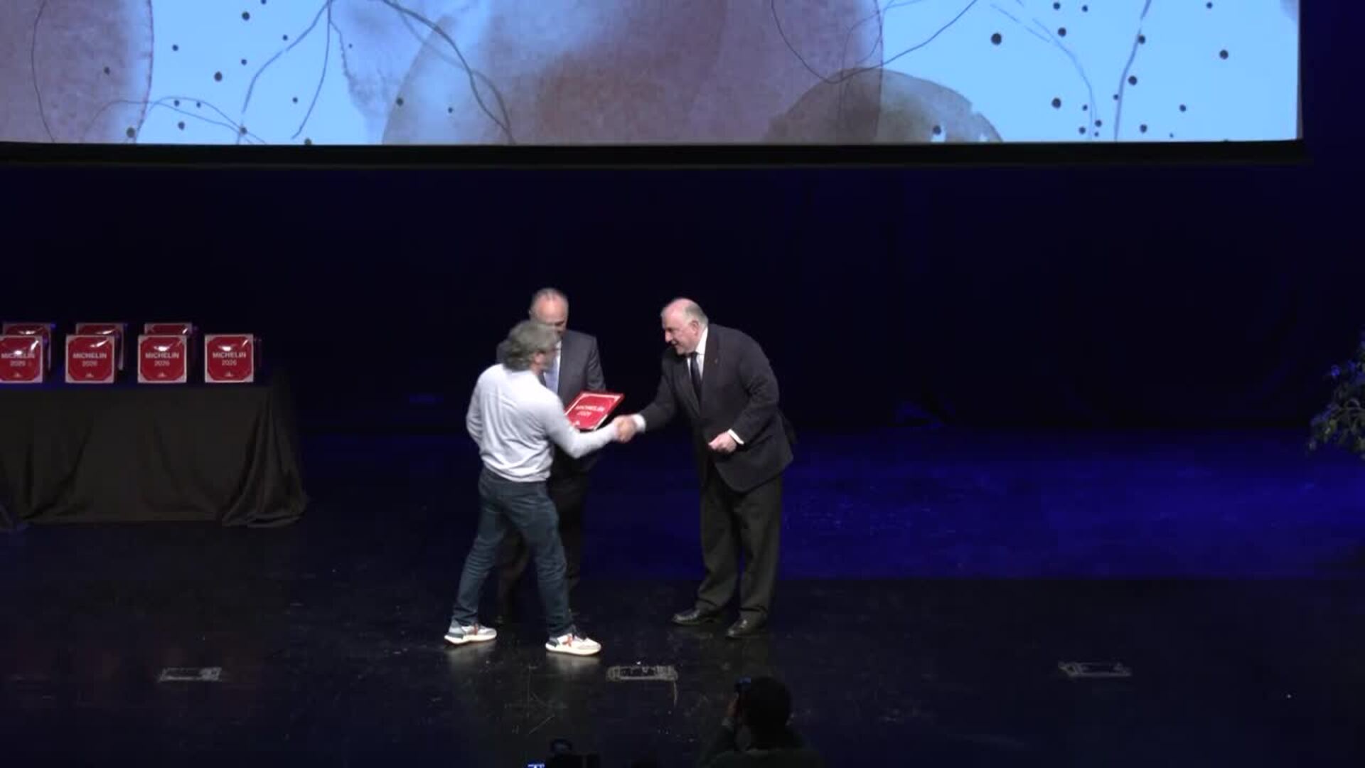 CaixaBank reconoce a 88 restaurantes andaluces con placas de la Guía Michelin