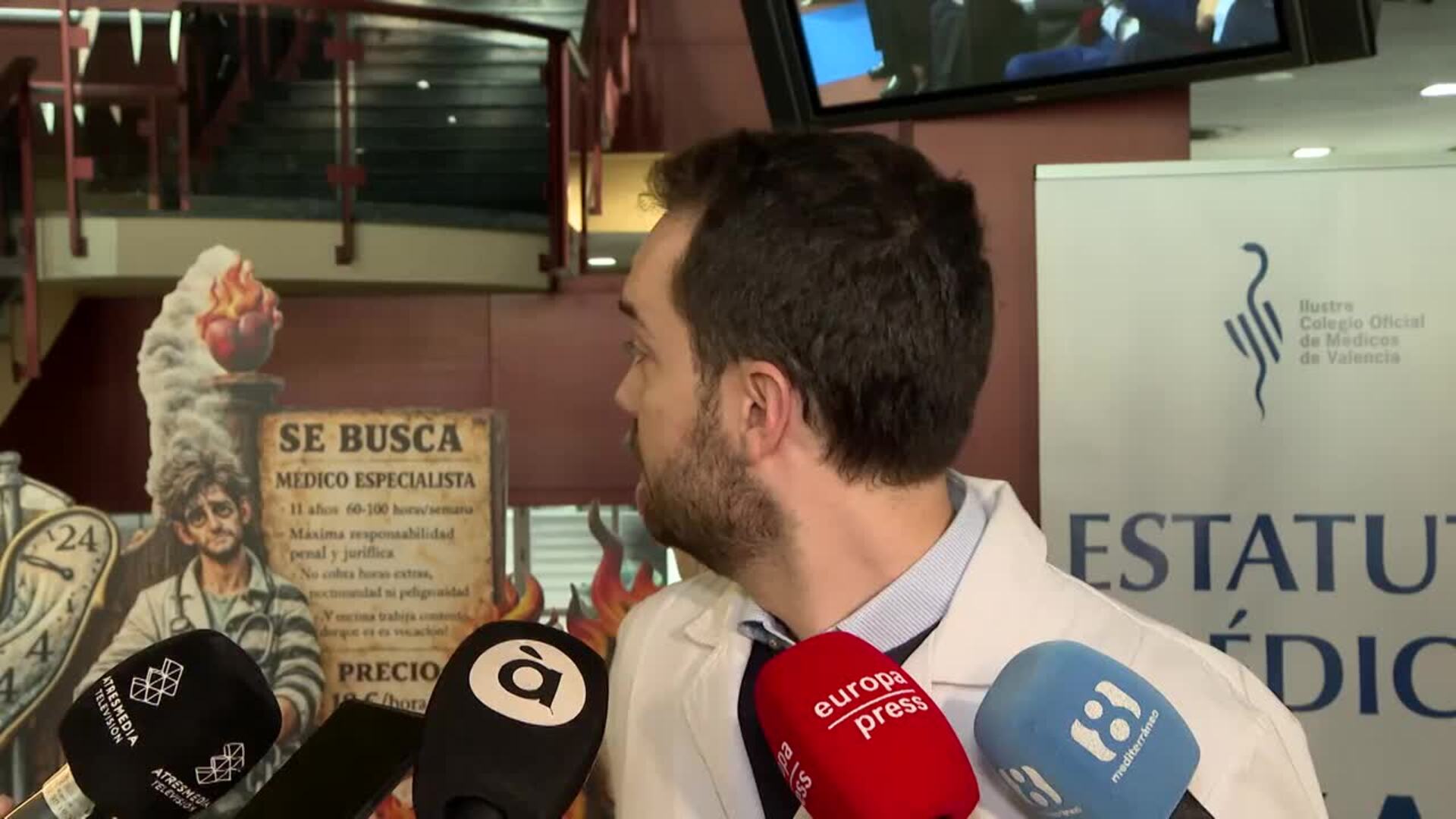 Médicos plantan una falla para exigir una mejora de sus condiciones