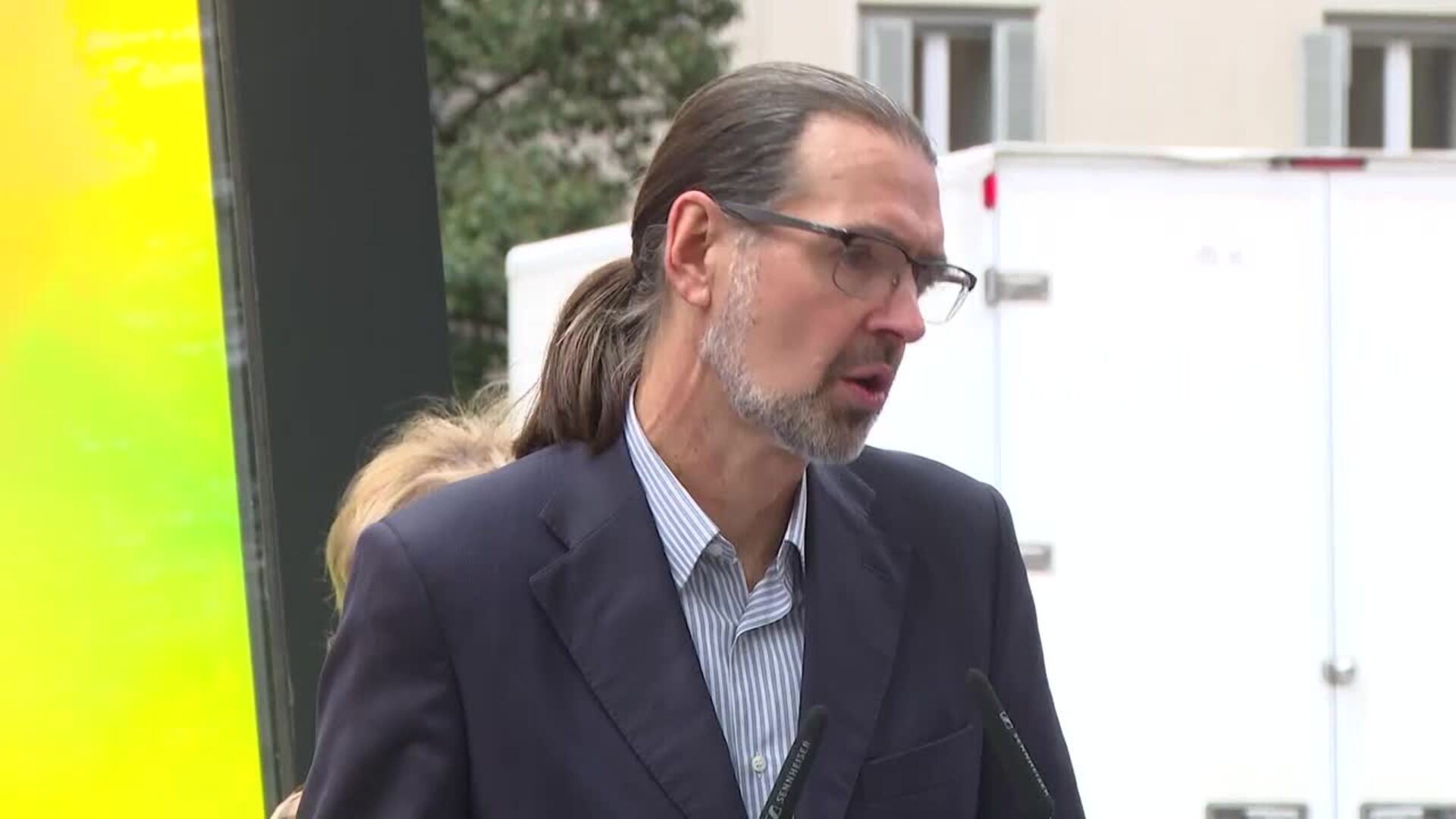 El escultor Rafael Canogar recuerda a periodistas fallecidos en el ejercicio de la profesión