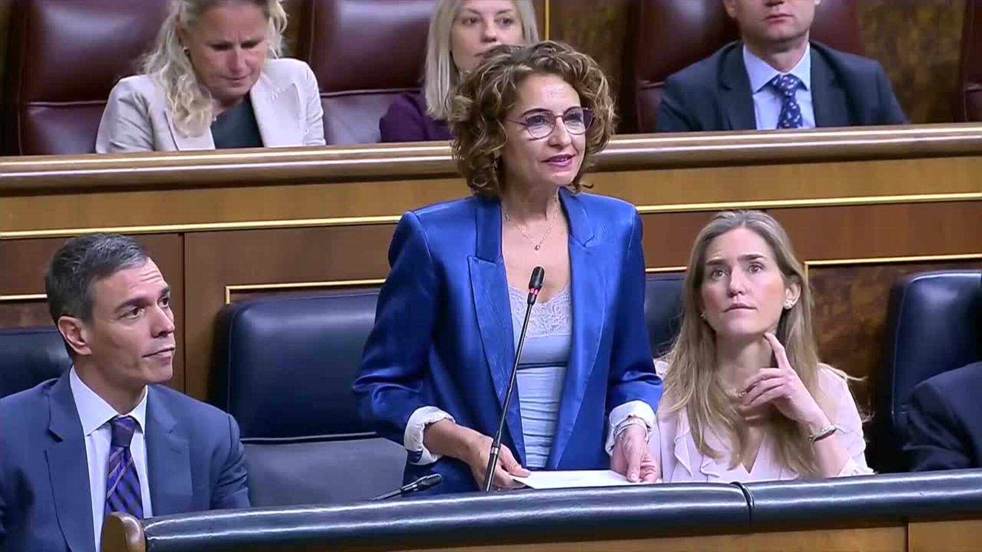 Montero dice ahora que presentará los PGE a lo largo del año y el PP la tacha de "incompetente"