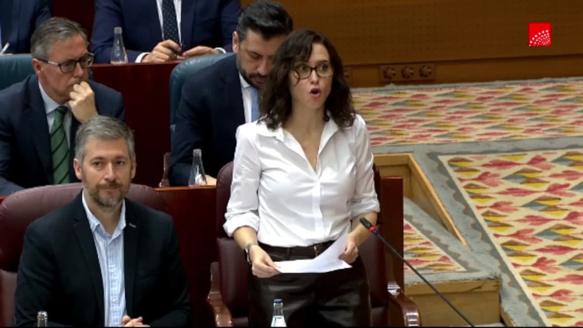 Ayuso reprocha a Vox sus "propuestas de barra de discoteca"