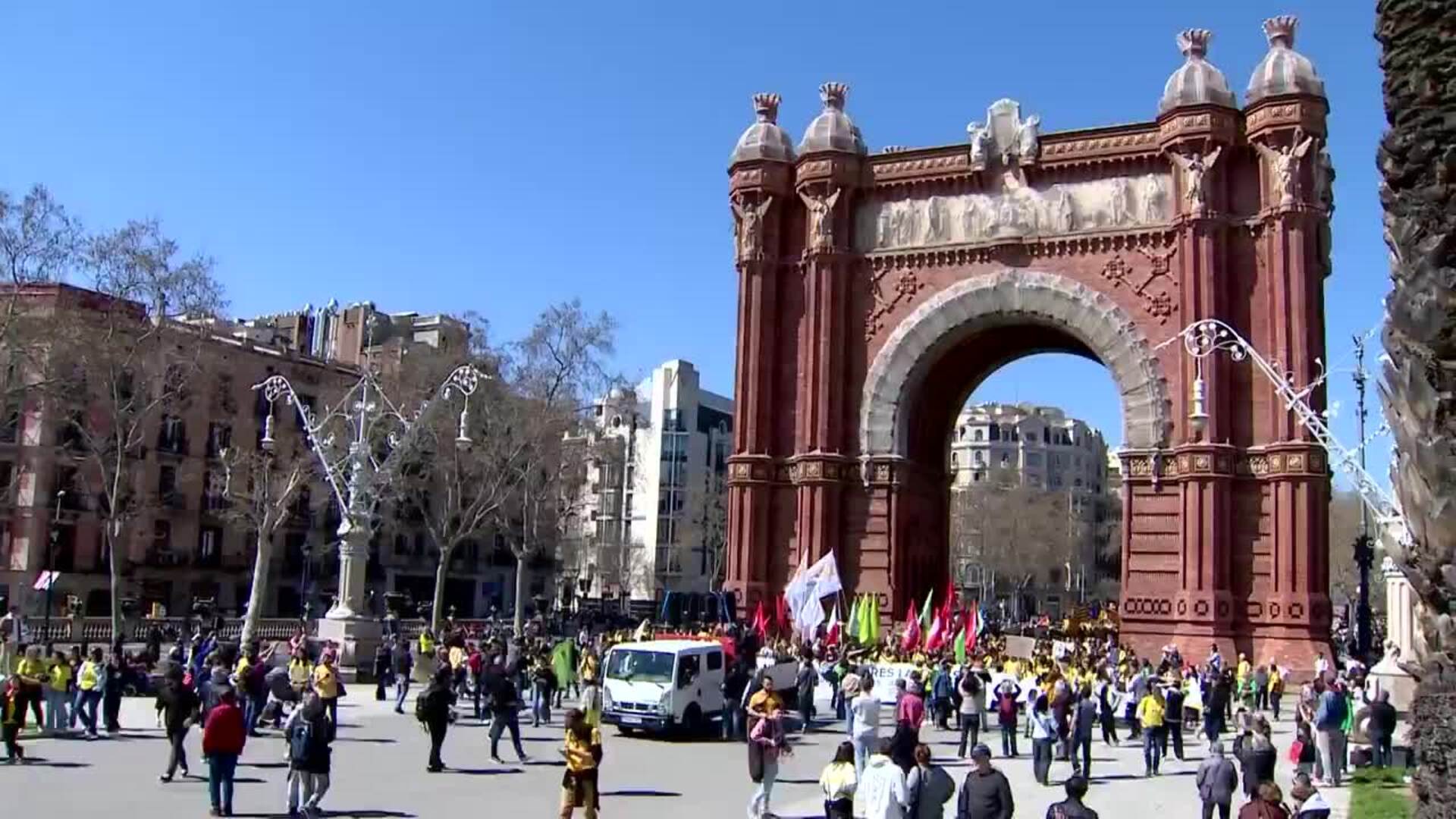 Miles de docentes marchan en Barcelona para exigir mejores condiciones