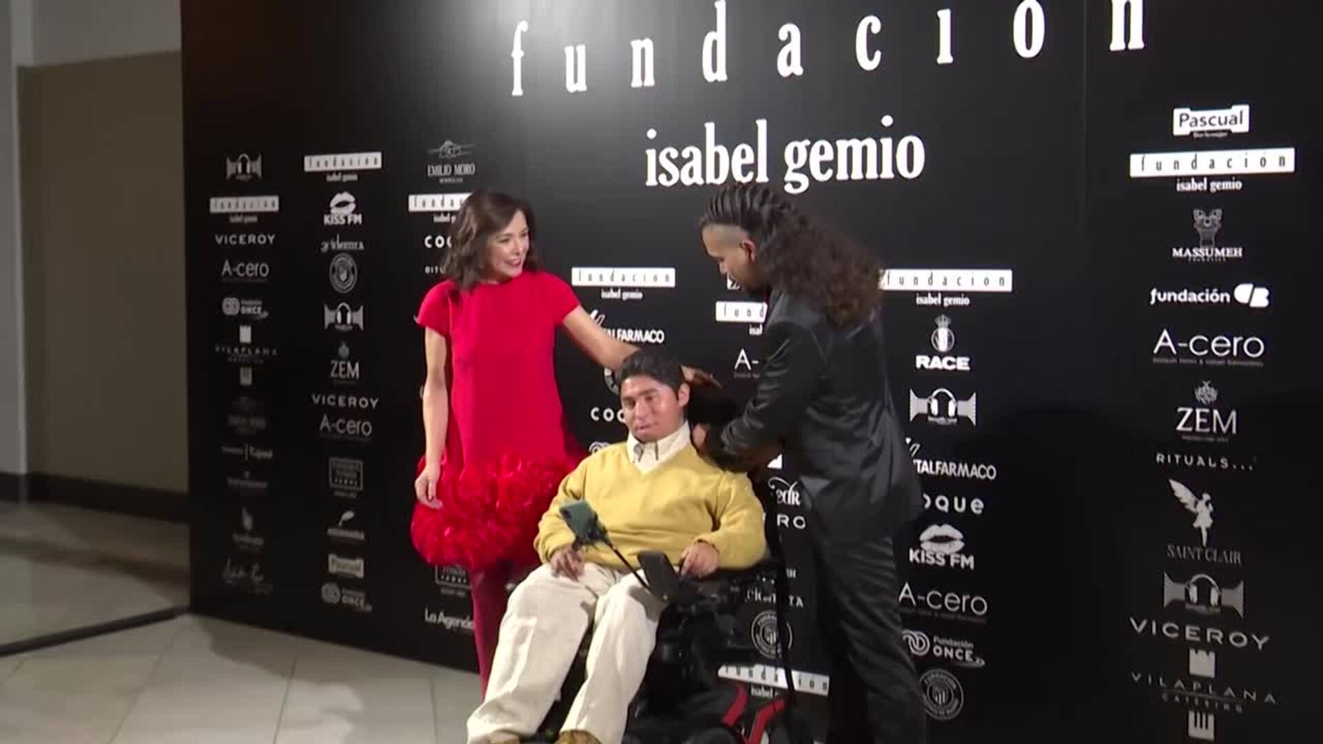 Diego Manrique se deshace en halagos con su madre Isabel Gemio y con su hermano Gustavo