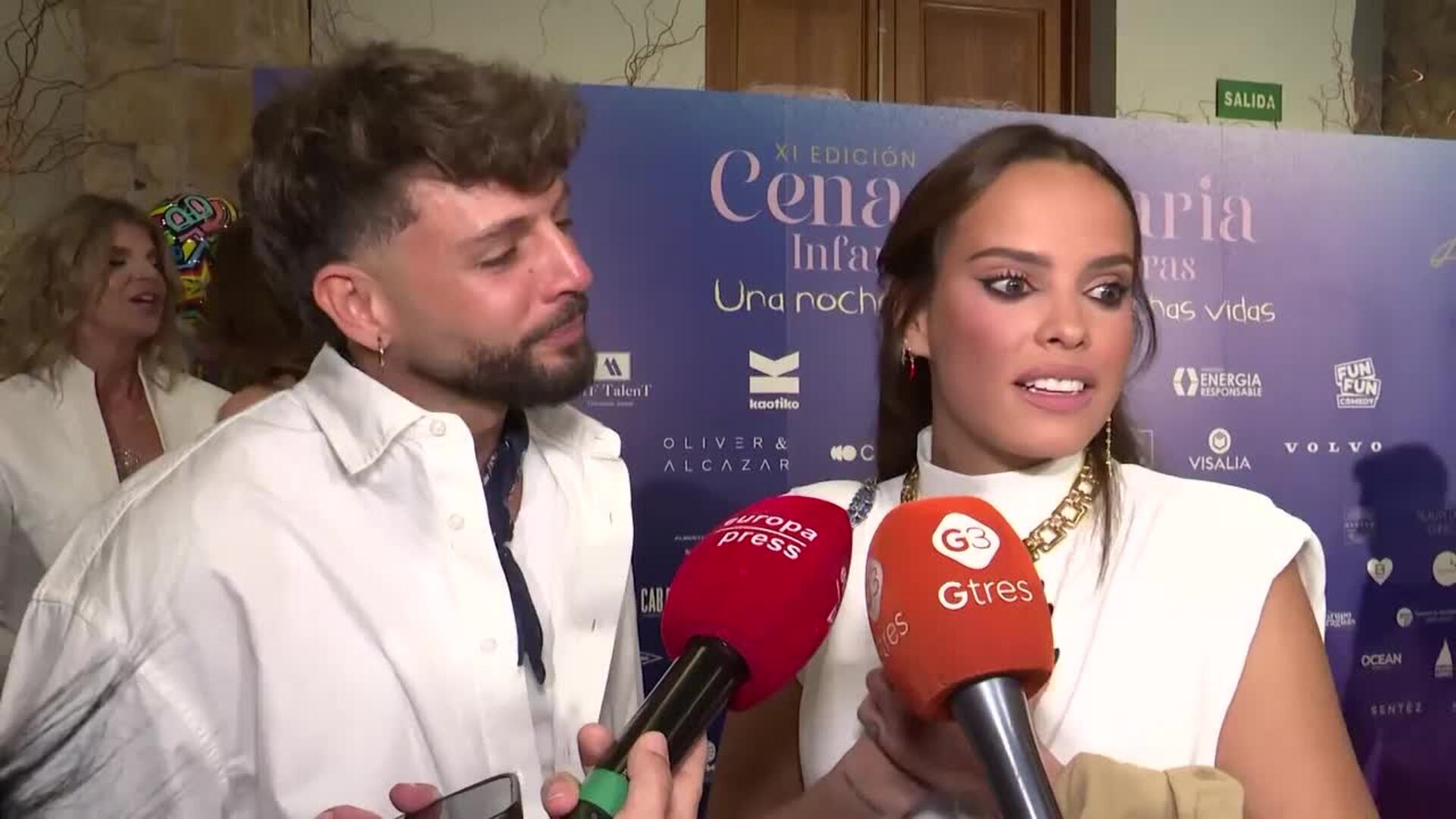 Gloria Camila se planta ante las críticas a su padre en su primer photocall con Álvaro García