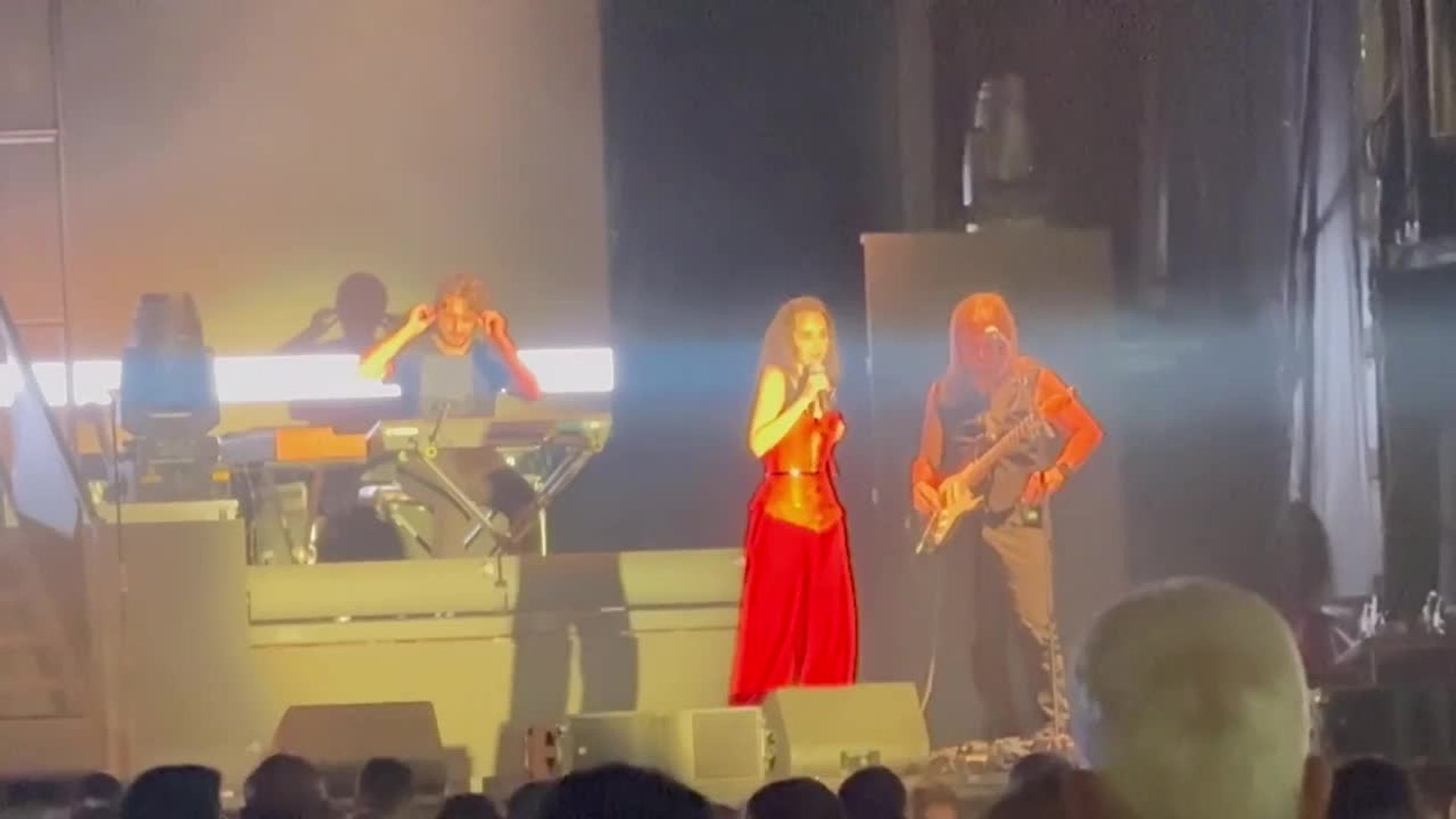 Chenoa rompe su silencio en pleno concierto tras la polémica por su perrita Chloe