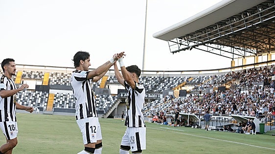 El Badajoz no pasa del empate en la presentación ante su afición
