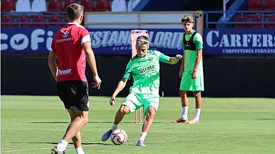 Rocha tendrá que volver a cuadrar el centro del campo del Extremadura