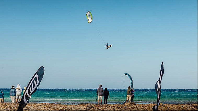El moralo Nacho Castro compite en Tarifa con los mejores kitesurfistas
