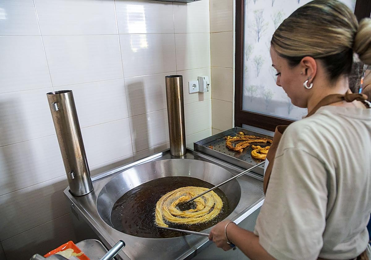 Laura preparando los churros para sus clientes.