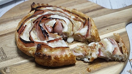 Flor de hojaldre con jamón y queso