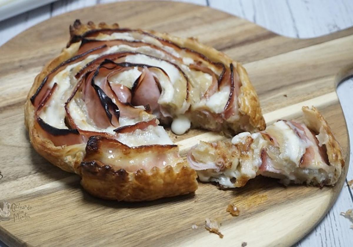 Hojaldre con jamón y queso