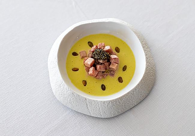 Tartar de sandía picante con ajoverde de pistachos y caviar.