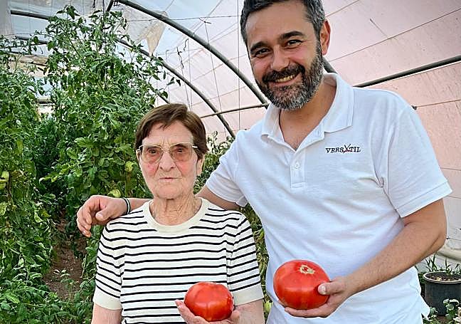 Álex Hernández junto a Elpidia en su huerto.