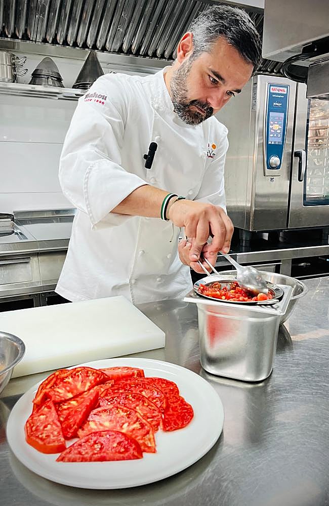 El chef de Versátil, Álex Hernández, cocinando con los tomates de Elpidia.