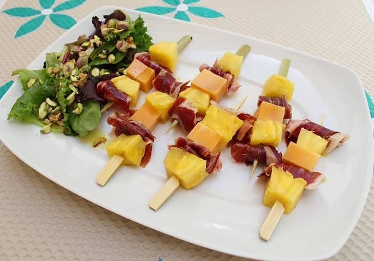 Brochetas de piña, queso y jamón