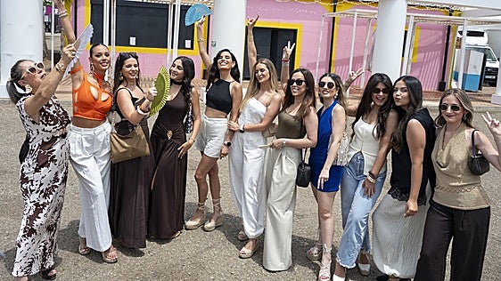 Compañeros de trabajo y carnavaleros ambientan el ferial de Badajoz: «Con 34 grados es más agradable»