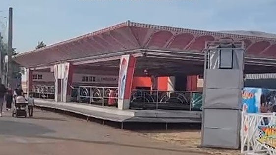 Quejas de familias de Badajoz en el inicio del horario sin ruido en la feria: «Está todo cerrado»