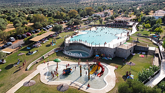 De la piscina gratis al bono congelado: las fórmulas de los pueblos extremeños para financiar el verano en el agua