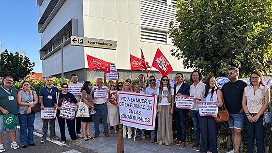 Valencia de Alcántara lleva a Mérida su protesta por la supresión de un ciclo de FP