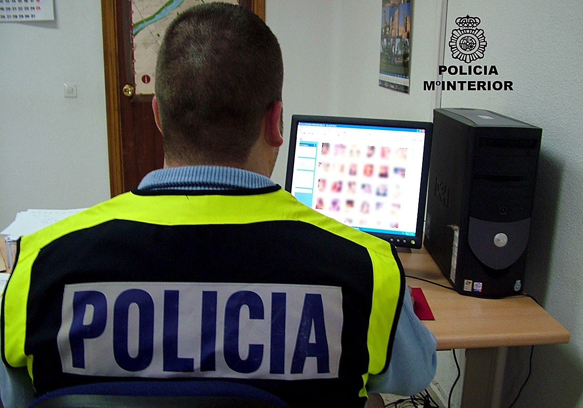 Un agente de Policía, durante una investigación por pederastia en Extremadura.