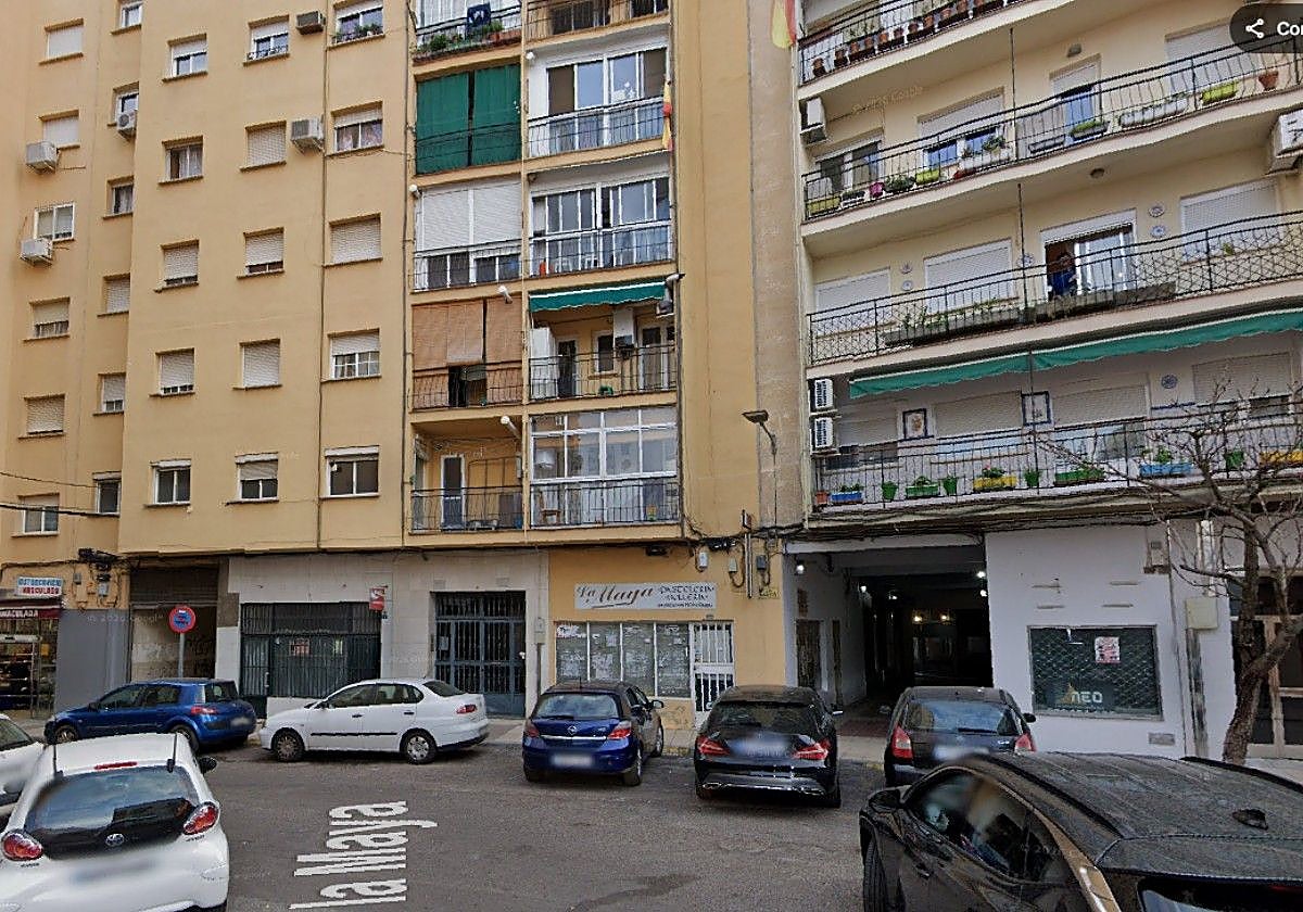 Calle La Maya, en una de cuyas viviendas se ha llevado el registro esta mañana.