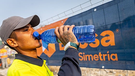 Cuestan unos 50 euros, son desechables y recargables, así son las pulseras para evitar golpes de calor