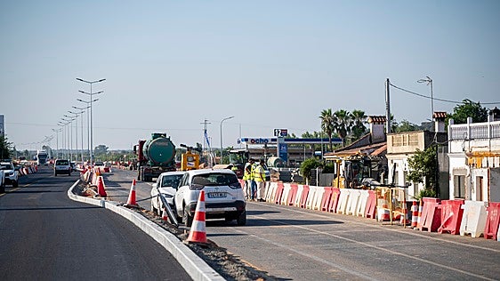 La obra de la carretera de Sevilla crea un desnivel entre las casas anejas y la plataforma de los vehículos