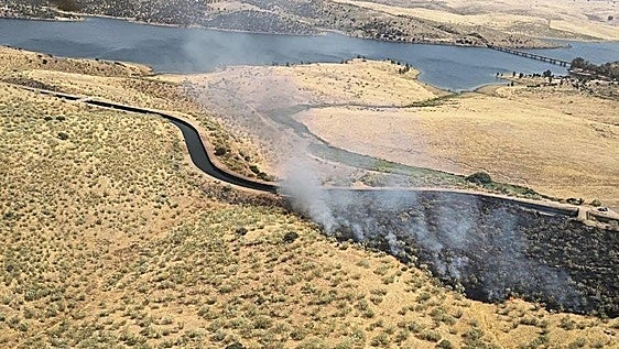 Medios aéreos y terrestres participan en la extinción de un incendio forestal en Casas de Don Pedro