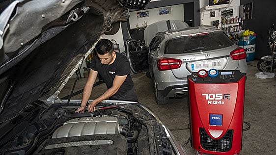 Las cargas y averías de aire acondicionado terminan de desbordar a los talleres de coches