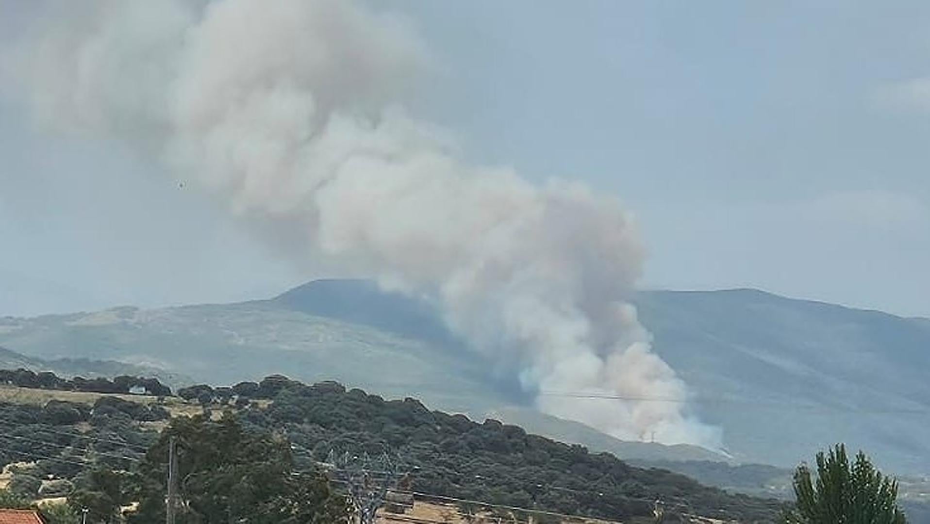 Estabilizado el incendio en La Vera que ha obligado a desalojar la piscina municipal de Gargüera