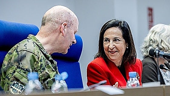 La ministra de Defensa, Margarita Robles, visita la base militar de Bótoa