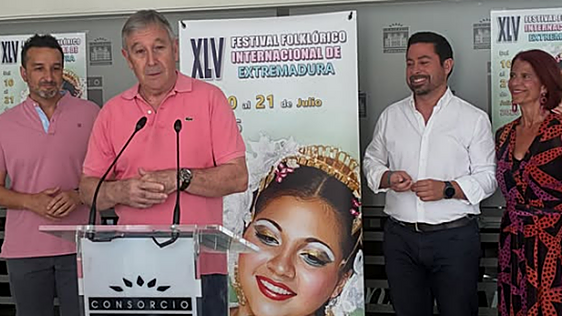 Coros y Danzas de Badajoz abre las galas del  Festival Internacional de Folklore de Extremadura