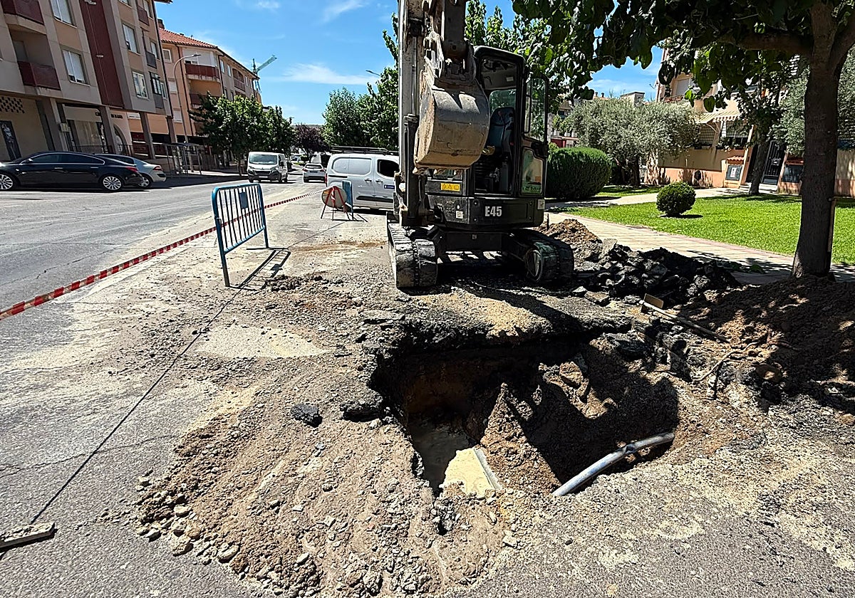El reventón de una tubería deja sin agua a parte de la avenida de Extremadura de Plasencia – Hoy
