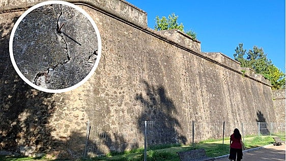 La muralla de Badajoz continúa vallada un año después por riesgo de derrumbe